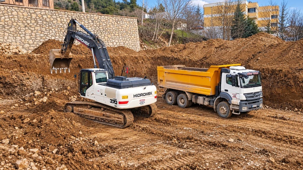 Hidromek ekskavatör ve damperli kamyon